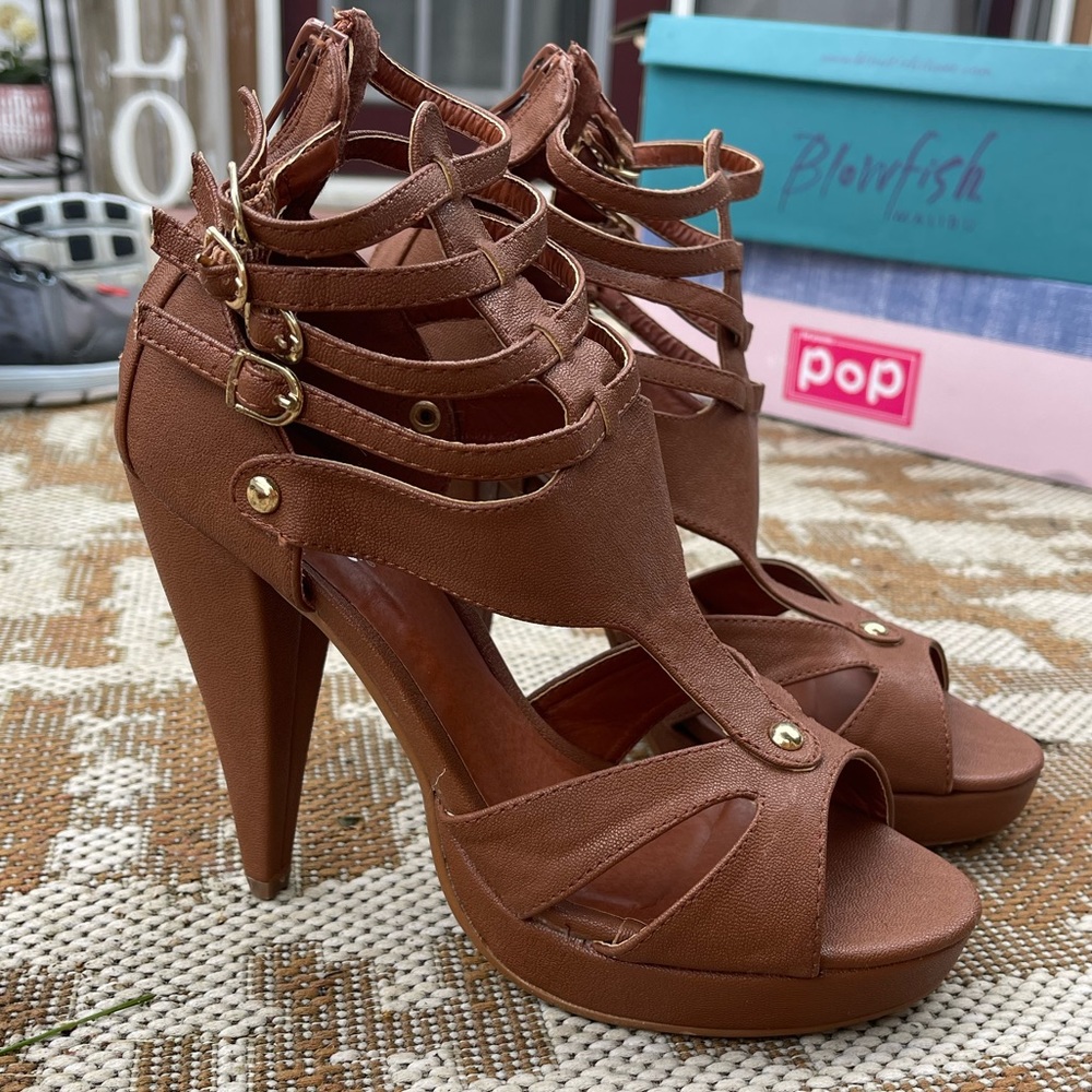 Brown heels with gold details